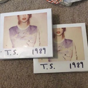two taylor swift cds album: 1989